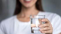 Može li ispijanje tople vode pomoći u mršavljenju