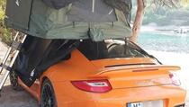 Fotografija Porschea sa šatorom na krovu osvojila internet: A žale se na "paradajz turiste"