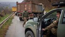Mediji: KFOR na sjeveru rasporedio tri teška vozila za uklanjanje barikada
