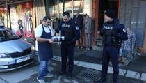 Vlasnik prodavnice donera u Bošnjačkoj mahali dijeli hranu kosovskim policajcima