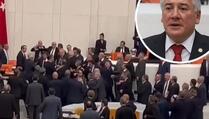 Nakon tučnjave u turskom parlamentu poslanik završio na intenzivnoj njezi