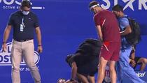 Jeziva scena: Američki teniser se ukočio i srušio usred meča