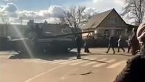Simbol ukrajinskog otpora: Čovjek se popeo na tenk, a zatim klečao pred njim
