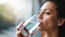 Ovi znakovi otkrivaju da pijete previše vode