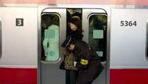 U Japanu postoje ljudi koji su zaduženi da putnike guraju u voz