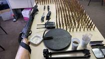 Tokom pretresa kuće u Obiliću policija zaplenila mitraljez, 617 metaka i drogu