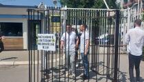 Protest ispred Kancelarije EU u Prištini: Aktivisti postavili kavez, traže liberalizaciju viza