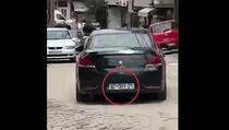 Službeno vozilo 3Z vozi u jednosmjernoj ulici u Prizrenu