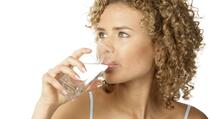 Koliko je važno popiti čašu vode čim se probudite