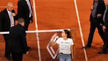 Ko je djevojka koja je prekinula meč na Roland Garrosu i šta znači poruka “1028”