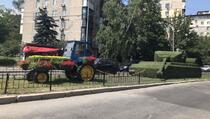 Zanimljiva postavka u Kijevu: Traktor obasut cvijećem vuče ruski tenk