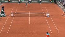 Žena se zavezala za stub od mreže i prekinula polufinale Roland Garrosa