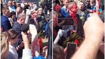 Ruski ambasador poliven crvenom bojom tokom odavanja počasti vojnicima stradalim u Drugom svjetskom ratu