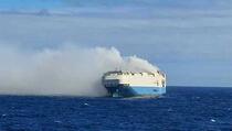 Nakon izbijanja požara potonuo brod koji je prevozio 4.000 luksuznih automobila