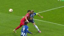 Igrač Lyona driblingom pokušao ismijati Pepea pa nakon sudara glavama obojica završila u zavoju