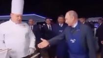 Snimak u kojem se ljudi odbijaju rukovati s Putinom postao hit na internetu