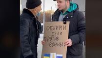 Ruski TikToker zagrljajima nagovara sunarodnjake protiv rata