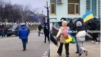 Goloruki Ukrajinci pokušavaju tijelima zaustaviti ruski auto u izgubljenom gradu Kupyansku