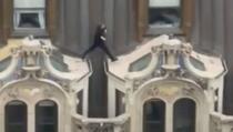 Muškarac snimljen kako skače preko krovova nebodera u New Yorku