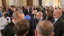 Snimak Vučića u Pragu hit na Twitteru: Usamljen tipka na mobitel dok državnici razgovaraju