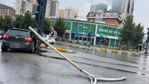 Priština: Automobil udario u električni stub