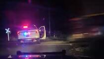 SAD: U patrolnom autu ostavili ženu s lisicama na rukama prije nego je u njega udario voz