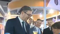 Skandal predsjednika Srbije: Pogledajte kako se pijani Vučić odnosi prema svojoj savjetnici