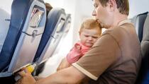 Putnik u avionu izgubio živce zbog bebe koja plače: Tri minute bez prestanka galamio i psovao