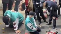 Muškarac u Kini 21 sat klečao ispred ureda bivše djevojke moleći za oprost