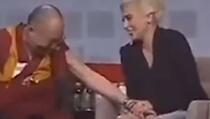 Nakon što je Dalaj Lama šokirao svijet svojim postupkom, pojavio se snimak na kojem pipka Lady Gagu