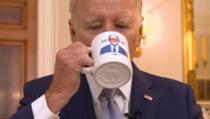 Joe Biden prodaje šoljice za kafu na internetu