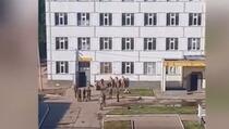 Šokantan snimak: Ruski vojnici poludjeli nakon maltretiranja komandanta