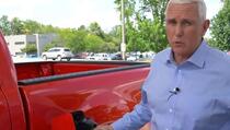 Američki kandidat za predsjednika Mike Pence ismijan zbog videa na kojem "toči gorivo"