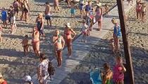 Himna Jugoslavije odjekivala plažom u Ulcinju, turisti stajali mirno i odali počast