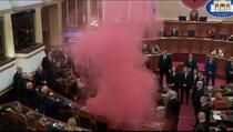 Izbačeni poslanici pokušali nasilno da uđu u parlament Albanije, sjednica zaključena uz dimne bombe