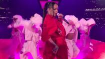 Objavila da je trudna: Rihanna napravila spektakl na Super Bowlu