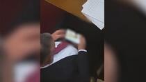 Poslanik u Skupštini Srbije gledao porno film dok je Vučić govorio o Kosovu