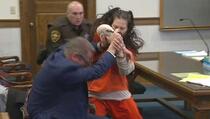 Na jeziv način ubila ljubavnika, u sudnici je brutalno napala svog advokata