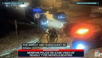 Objavljen uznemirujući snimak policajaca koji brutalno mlate crnog mladića
