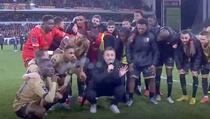 Trener Lensa s mikrofonom u ruci vodio ludo slavlje s navijačima nakon rušenja PSG-a