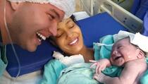 Tek rođena beba nasmijala se kad je vidjela tatu, fotografija je postala hit na internetu