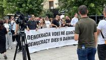 Novinari u Prištini održali protest podrške kolegama sa Klana Kosova