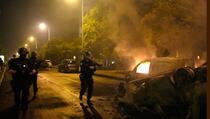 U Francuskoj 700 uhapšenih, zapaljen auto gradonačelnika Pariza, povrijeđeni mu supruga i dijete