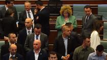 Kurti okružen tjelohraniteljima u parlamentu