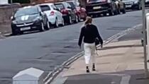 Internetom kruži snimak žene koja se "smrzla" na ulici: "Čak joj se ni kosa ne miče"