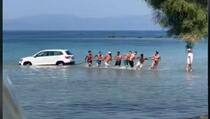 Kupači "spasili" automobil iz mora, snimak postao viralan