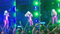 Pjevačica Bebe Rexha pogođena mobitelom u lice na koncertu: Srušila se na sceni pa joj ušivali glavu