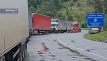 Kamioni stoje na Jarinju, putnički saobraćaj se odvija uz pojačanu kontrolu