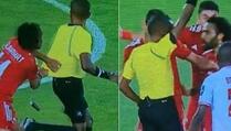 Nogometaš u finalu afričke Lige prvaka vukao sudiju za dres, on bježao pa mu pokazao žuti karton