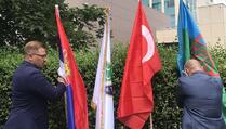Policija nije dozvolila Arsenijeviću i Sadikuu da postave zastave svih zajednica u dvorištu Vlade Kosova